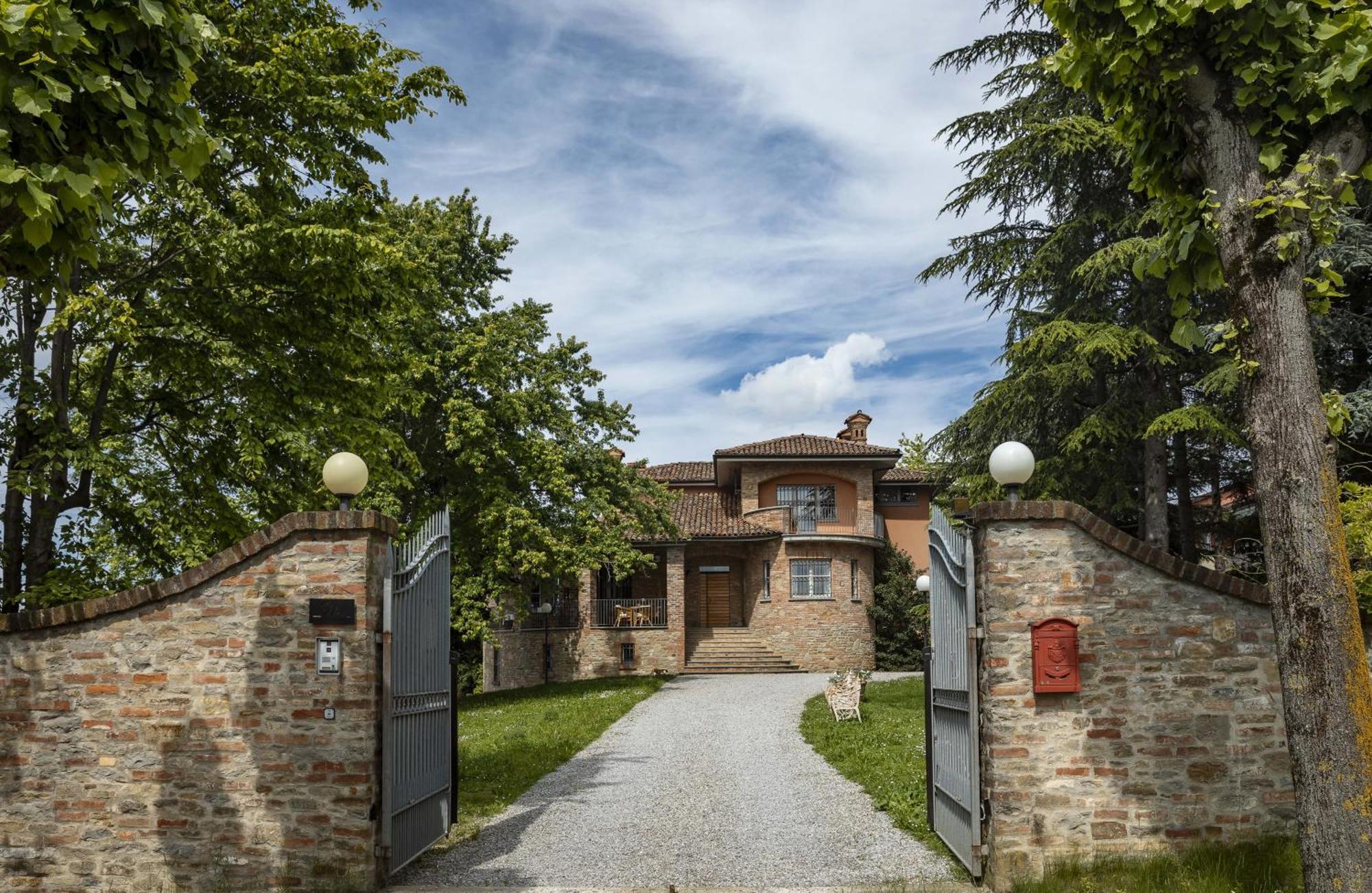 Villa Moglietta Host In Langhe Albaretto della Torre Exterior photo